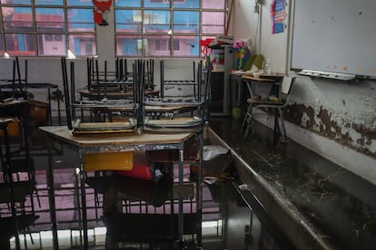 El salón de clases de una escuela en la alcaldía Iztapalapa inundado tras las intensas lluvias registradas el pasado 2 de junio, en Ciudad de México.
