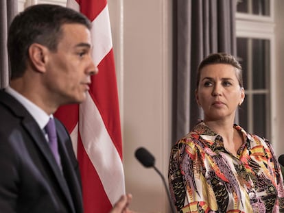 Pedro Sánchez y Mette Frederiksen, primera ministra danesa, en la residencia oficial de Marienborg, cerca de Copenhague.