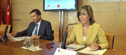 Manuel Moix y Regina Pla&ntilde;iol, durante la presentaci&oacute;n del informe.