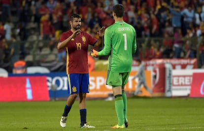 Diego Costa se saluda con Courtois.