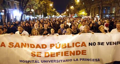 Trabajadores de los hospitales y centros de salud madrileños durante la concentración que han llevado a cabo esta tarde ante el hospital de La Princesa de Madrid, contra los planes de reestructuración anunciados por la Comunidad de Madrid, en el primer día de huelga.