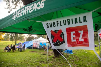 Una acampada de protesta por la construcción de un túnel subfluvial bajo la ría de Bilbao.