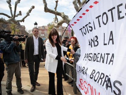 Laura Borràs, delante del Parlament de Cataluña este jueves después de conocer la sentencia.