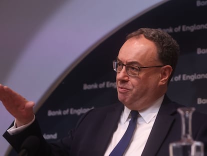 El gobernador del Banco de Inglaterra, Andrew Bailey, comparece este jueves en Londres ante los medios