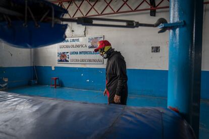 luchador Súper Muñeco camina en un gimnasio de Ciudad de México