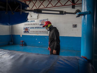 El luchador Súper Muñeco camina en un gimnasio de Ciudad de México, en 2019.