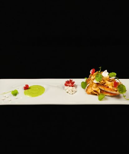 <p><b>Ingredientes</b>: 4 salmonetes grandes, chips de castañas, crema de berros, caviar de coco, hojas de berros, flores. Para la crema de berros: 50 gramos de puerros (solo la parte blanca), 25 de cebolla tierna picada, 40 de patatas troceadas, 25 de manzanas, 12 de aceite de oliva, 12 de mantequilla, 25 de vino blanco, 150 de caldo de ave, 75 de nata, sal, pimienta blanca, nuez moscada, licuado de berros. Para el caviar de coco: 25 gramos de leche de coco, 0,3 de agar-agar (½ hoja de gelatina). Para los chips de castañas: castañas, aceite de semillas, sal. <p><b>Preparación: </b> 1. Crema de berros: calentar el aceite con la mantequilla. Pochar los puerros con la cebolla, mojar con el vino blanco y dejar que evapore. Incorporar las patatas y, cuando estén tiernas, agregar la manzana y el caldo de ave. Cocer hasta que todo esté tierno e incorporar la nata. Salpimentar y condimentar con la nuez moscada. Dejar unos minutos y triturar hasta tener una crema fina. Agregar el licuado de berros y reservar. 2. Caviar de coco: deshacer el agar-agar con la leche de coco. Verter gota a gota sobre un bol con aceite neutro y frío. Dejar que cuaje, escurrir y reservar para más tarde. 3. Chips de castañas: pelar las castañas y laminarlas muy finas. Freírlas en abundante aceite de semillas hasta que se doren ligeramente y ponerlas sobre papel absorbente para retirarles cualquier posible exceso de aceite. Dar el punto de sal y reservar. 4. Final y presentación: limpiar los salmonetes dejando los lomos perfectos y sin espinas. En una sartén antiadherente, poner unas gotas de aceite y dorar los salmonetes por la parte de la piel, dar la vuelta y dejarlos jugosos. En un plato, colocar los salmonetes. Sobre estos, los chips de castañas, el caviar de coco y la crema de berros. Decorar con los berros frescos y las flores. Si se quiere un toque de fiesta, espolvorear con plata.