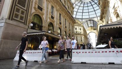 Barreras de hormigón a la entrada de la Galería Vittorio Emanuele II, el domingo en Milán.