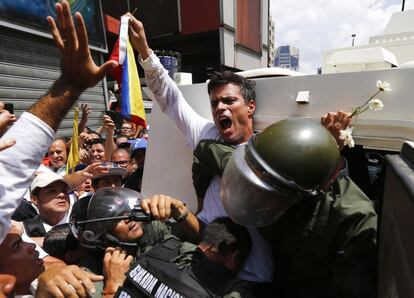 El líder de la oposición venezolana Leopoldo López es detenido por la Guardia Nacional en Caracas. López, buscado por cargos de fomentar la violencia mortal, se entregó a las fuerzas de seguridad.