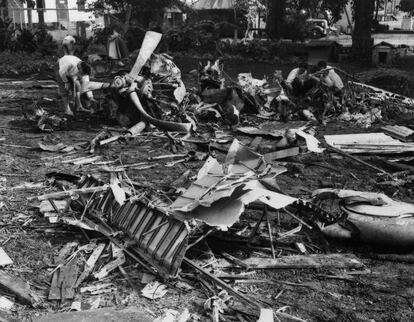 Una de las primeras imágenes tomadas por el Ejército de EE UU muestra a varios soldados inspeccionando los restos de aviones en la base de Hickam, Hawai, el 7 de diciembre de 1941.