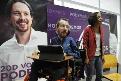 Pablo Echenique y Nagua Alba, líder de Podemos en Euskadi, el pasado lunes en Vitoria.
