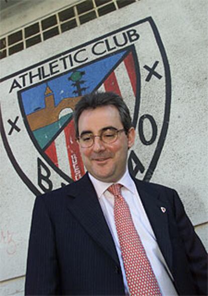 Javier Uria, junto al escudo del Athletic en San Mamés.