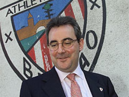 Javier Uria, junto al escudo del Athletic en San Mamés.