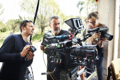 El director francés empuña la cámara en el rodaje de <i>The Lady. </i>