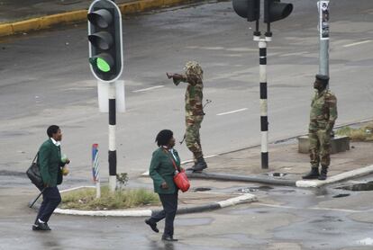 De acordo com a rede de televisão sul-africana News24, entre os edifícios governamentais bloqueados está o Munhumutapa, onde fica o escritório presidencial, o Parlamento e o Tribunal Supremo. Na imagem, soldados bloqueiam o tráfico em uma rua de Harare