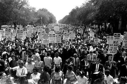 Agosto de 1963 . Martin Luther King, en el centro, camina por la avenida de la Constitución junto a la multitud que enarbola pancartas con sus demandas.
