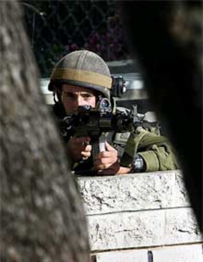 Un soldado israelí se prepara durante la última operación de ocupación de Ramala.