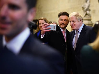 El primer ministro británico posa para hacerse un selfi en Westminster, ayer en Londres.