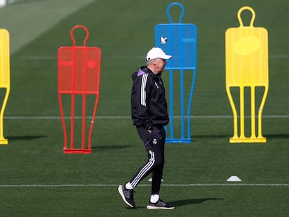 Carlo Ancelotti, este viernes en el entrenamiento del Real Madrid en Valdebebas.