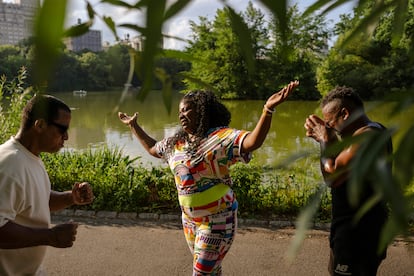 La gente baila y canta rumba en una acera del Parque Central. 