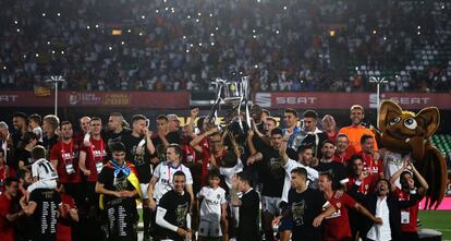 Jugadores y equipo técnico festejan el triunfo de la Copa del Rey.