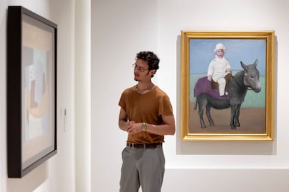 Un visitante en el Museo Picasso de Málaga junto a la obra 'Paul en un asno' de Picasso.
Foto: Garcia-Santos