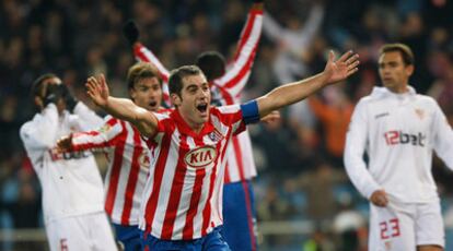 Antonio López, perseguido por Valera, celebra el gol del triunfo del Atlético.