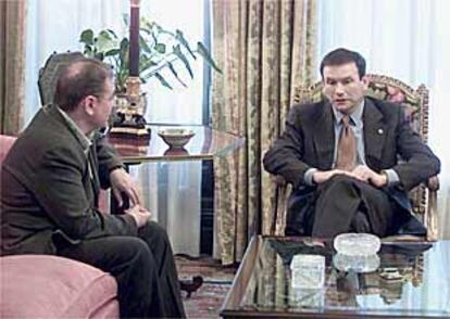 Juan José Ibarretxe (a la derecha) y Javier Madrazo, durante la entrevista celebrada en Ajuria Enea.