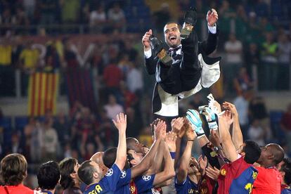 Guardiola es manteado por los jugadores del Barcelona tras ganar la Liga de Campeones en 2009 ante el Manchester United.