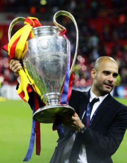 Pep Guardiola, con el trofeo de la Liga de Campeones tras la victoria de su equipo sobre Manchester United