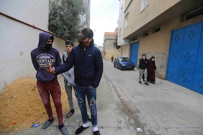 Omar, de 19 años, (a la izquierda) y Oussama, de 17, en el barrio de Douar Hicher, en Túnez.