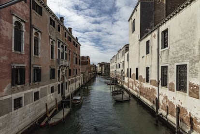 Vista de un canal del barrio de Canareggio, uno de los más populares de Venecia. Esta es la imagen que presentaba durante el confinamiento social en la tercera semana de marzo.