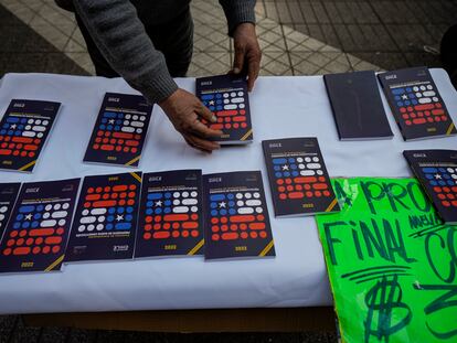 Un vendedor ambulante pone a la venta una copia de la propuesta de nueva Constitución en su puesto en el centro de Santiago de Chile.