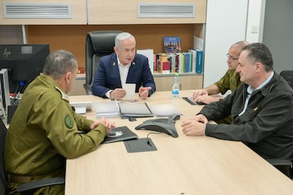 El primer ministro Benjamin Netanyahu, este martes en Tel Aviv con el ministro de Defensa, Yisrael Katz, y los jefes del establecimiento de defensa.