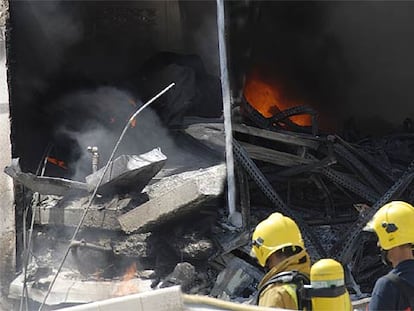 El fuego arrasa una fábrica de plásticos en Ibi