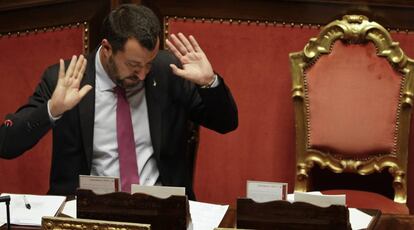 Matteo Salvini hace un gesto al dirigirse al Senado en Roma.