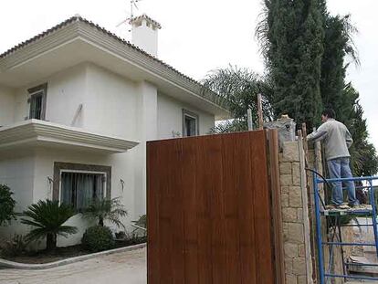Un obrero repara la valla de la casa de Marisol Yagüe en Marbella hace un año.