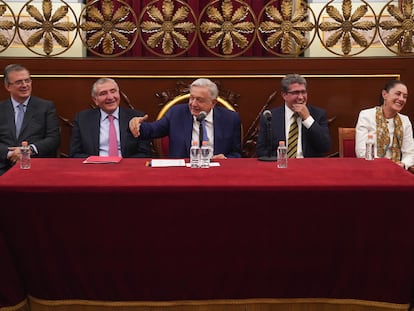 Andrés Manuel López Obrador (al centro), junto a los aspirantes presidenciales: Marcelo Ebrard, Adán Augusto López, Ricardo Monreal y Claudia Sheinbaum.