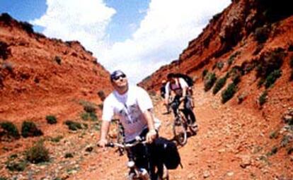 Joan y Paco en una ruta terapéutica en la antigua plataforma ferroviaria de Ojos Negros, entre Sierra Menera y Sagunto.