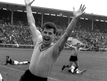 Konietzka, del Borussia Dortmund, marca en Bremen al Werder el primer gol de la jornada inaugural, 24 de agosto de 1963.