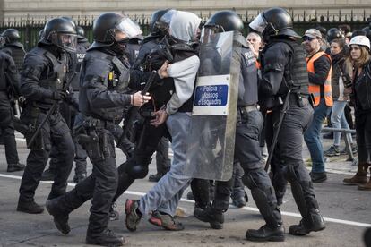Los 'mossos' detienen a un manifestante en Drassanes (Barcelona). 
