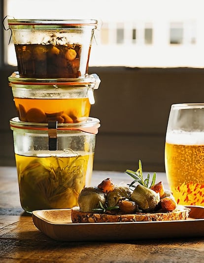<p><b>La olla a presión</b> es perfecta para confitar ajos, cebollitas o alcachofas, que una vez hechas se pueden conservar durante semanas en la nevera. Cuando se acaban, el aceite es perfecto para aromatizar guisos o ensaladas.</p> <p><em>Ingredientes: Para 4-6 personas: 400 gramos de corazones de alcachofas, 200 gramos de cebollitas enanas, 2 cabezas de ajo, 1 ramita de romero, 2 ramitas de tomillo, 2 cucharadas de vinagre balsámico, 1 litro de aceite de oliva suave, escamas de sal marina y tostadas de pan.</p></em> <p><em>Preparación:</em> 1. Poner las alcachofas, las cebollitas y los ajos en tres tarros de cristal diferentes. Añadir el romero en las alcachofas, y el vinagre y el tomillo, en las cebollitas. 2. Cubrir con aceite los tres ingredientes y tapar los botes sin cerrarlos del todo. 3. Echar unos dos centímetros de agua en la olla y poner el cestillo para cocinar al vapor. Colocar los tarros encima y cerrar la olla. Poner en el fuego y dejar que suba la presión al máximo. Bajar el fuego al mínimo y dejar que se haga durante dos horas. 4. Despresurizar la olla y sacar los tarros. 5. Untar las tostadas con el ajo y poner encima alcachofas y cebollitas. Salar.</p>