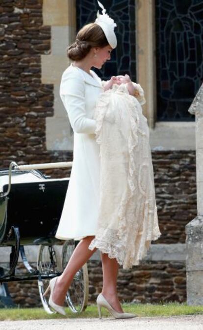 La duquesa de Cambridge, con su hija Carlota al llegar al templo.