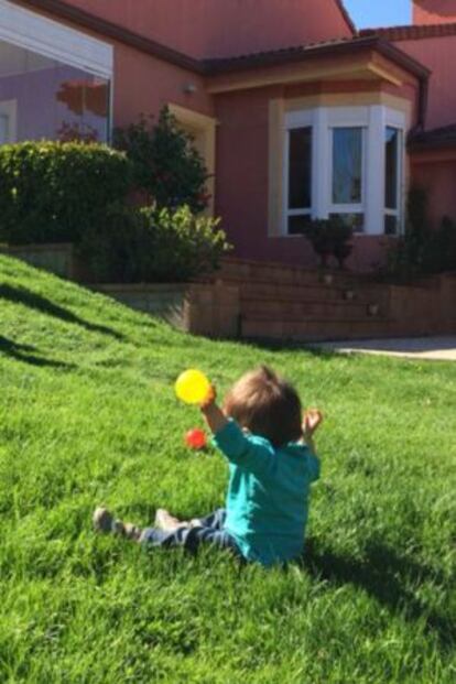 Jugando en el jardn de la abuela.