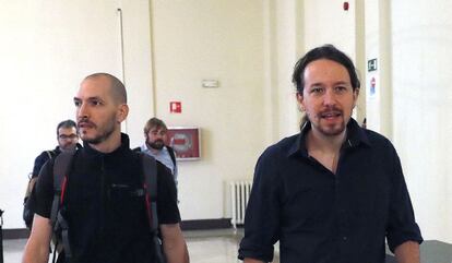El secretario general de Podemos, Pablo Iglesias (d), a su llegada esta mañana al Consejo Ciudadano Estatal de la formación.