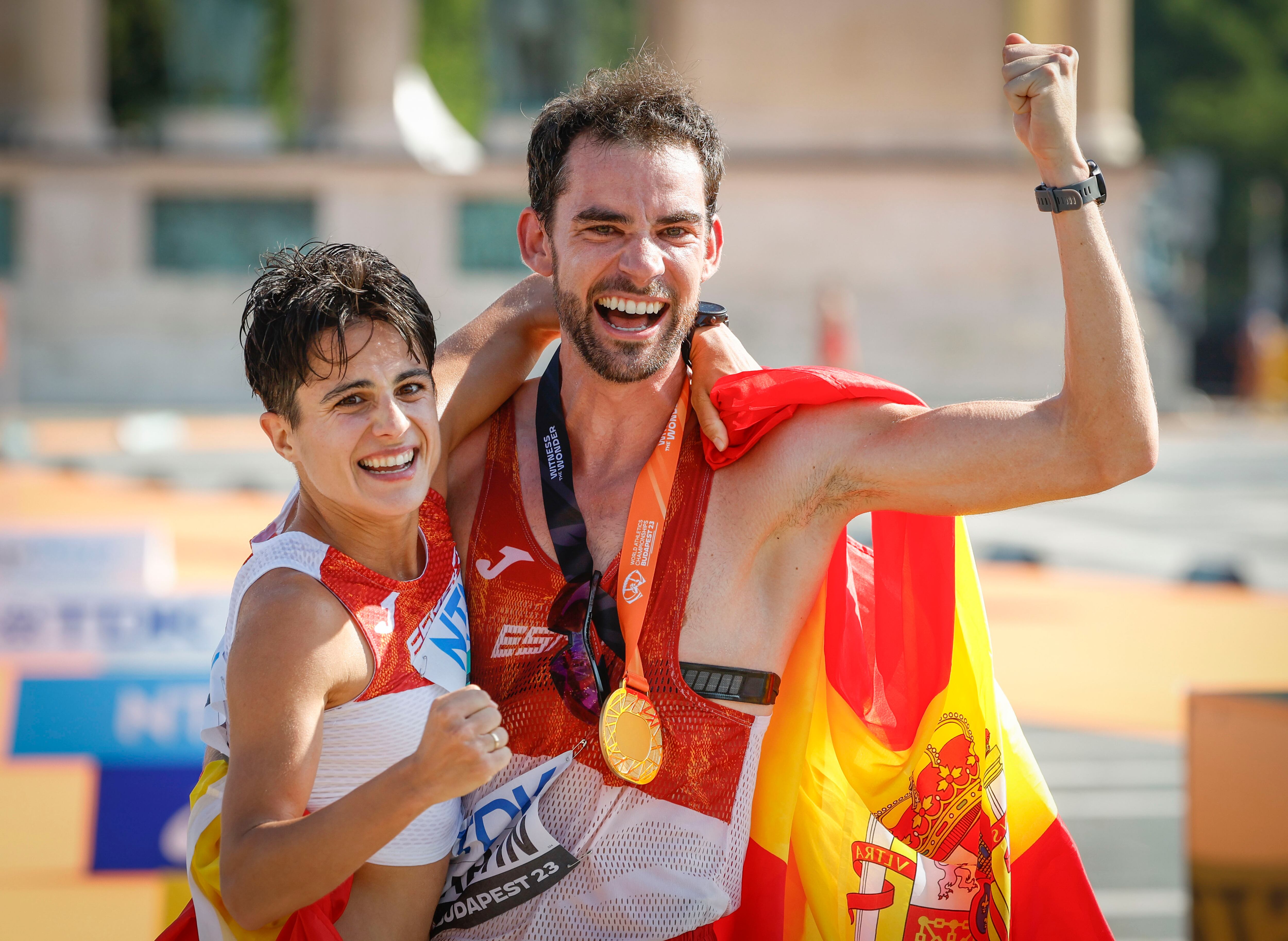 Lo marchadores Álvaro Martín y María Pérez, tras ganar el oro mundial en 35 km marcha.