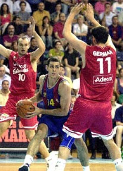 El base del Barça Rodrigo de la Fuente se cuela entre Germán Gabriel y Carlos Jimenez.