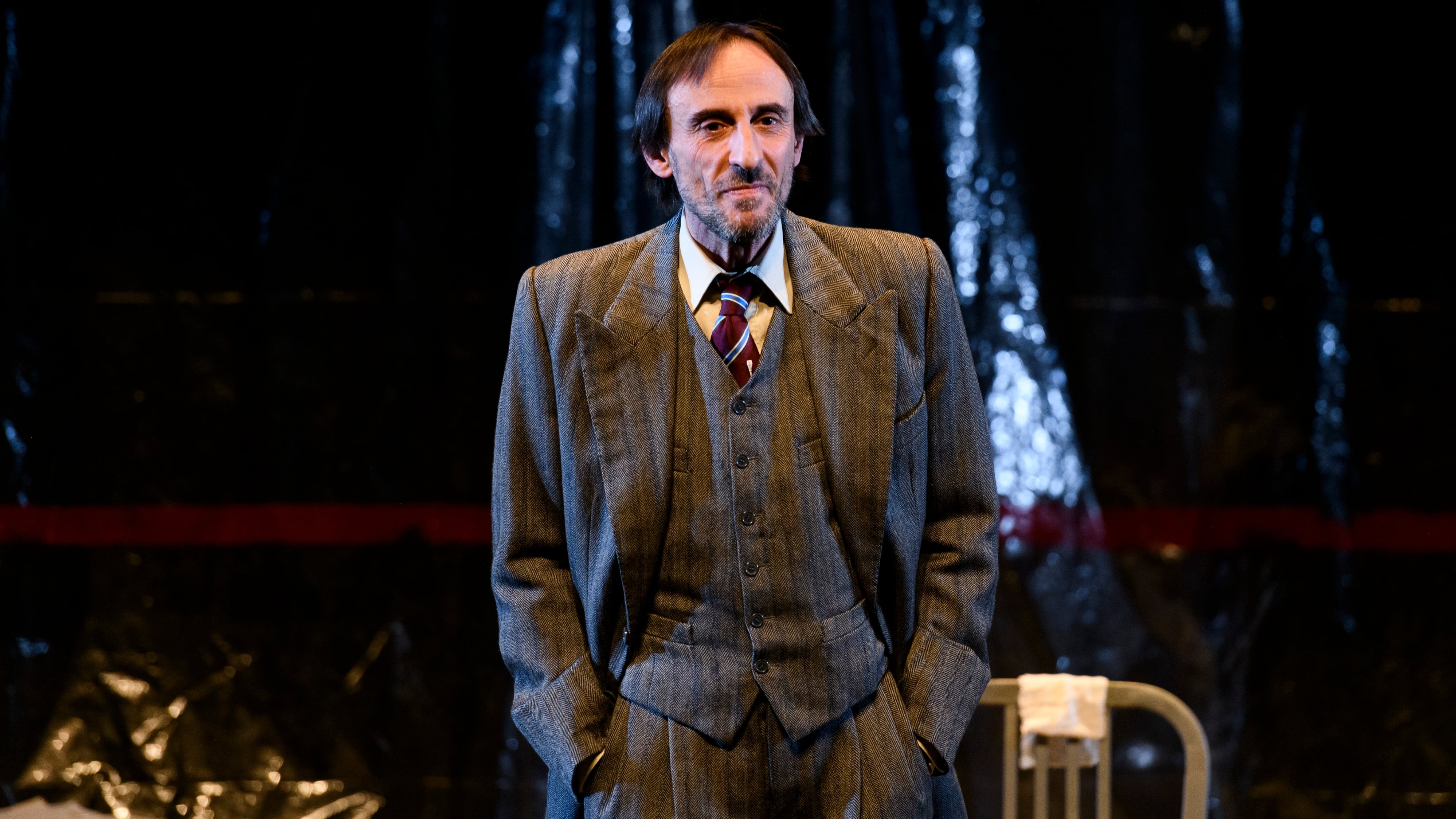 El actor Juan Codina en el escenario durante la representación de 'El hombre almohada', en los Teatros del Canal (Madrid), el 20 de mayo de 2021.