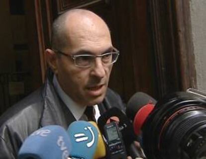 El juez Elpidio Silva hace declaraciones ayer a los periodistas a la salida del Tribunal Superior de Justicia de Madrid (TSJM) que está celebrando un juicio oral contra el magistrado por delitos cometidos durante su instrucción del "caso Blesa" -en el marco de la cual ordenó el ingreso en prisión preventiva del expresidente de Caja Madrid Miguel Blesa. EFE-TV