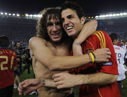 Puyol y Cesc celebran el triunfo contra Alemania en la final de la Eurocopa de 2008 disputada en el Ernst Happel de Viena.